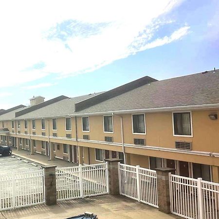 Super 8 By Wyndham Fort Scott Εξωτερικό φωτογραφία