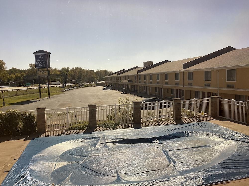 Super 8 By Wyndham Fort Scott Εξωτερικό φωτογραφία