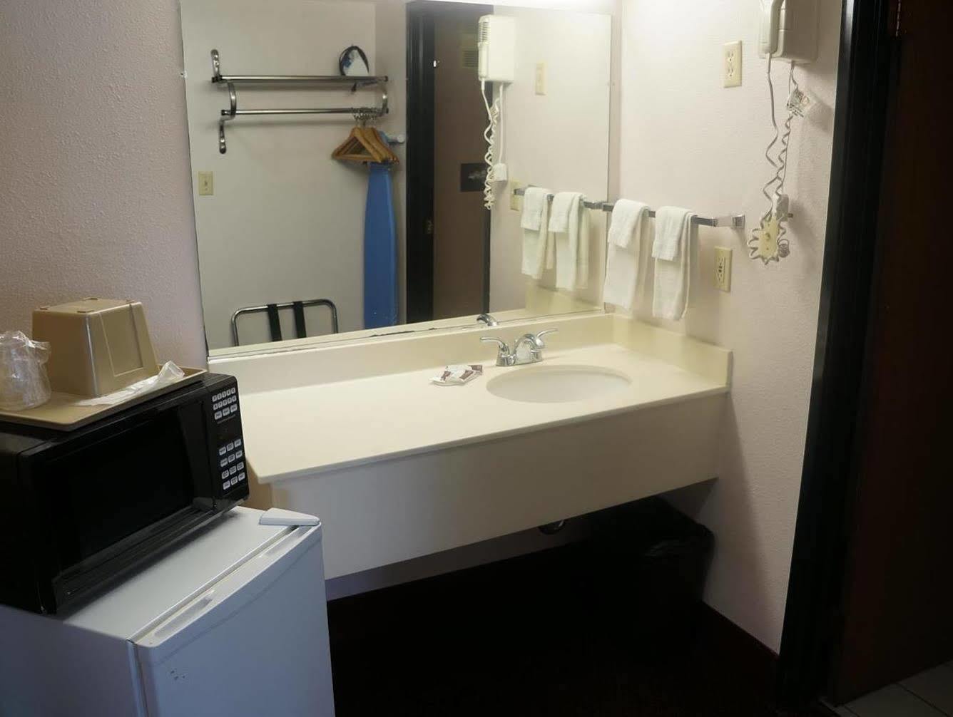 Super 8 By Wyndham Fort Scott Εξωτερικό φωτογραφία